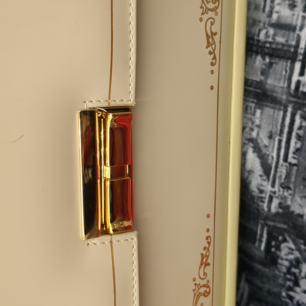 Elegant Cream Shoulder Bag with Gold Accents - Picture 4 of 16